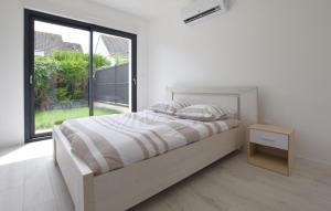 Maisons de vacances 4 Bedroom Amazing Home In Grentheville : photos des chambres