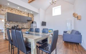 Maisons de vacances 3 Bedroom Stunning Home In Creances : photos des chambres