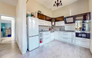 Maisons de vacances Stunning Home In Arques La Bataille Arq : photos des chambres