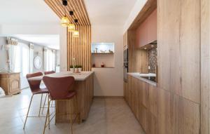 Maisons de vacances Beautiful Home In Marignane With Wifi : photos des chambres