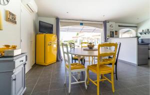 Maisons de vacances Beautiful Home In Marignane With Wifi : photos des chambres
