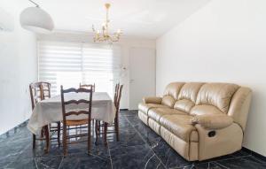 Maisons de vacances 2 Bedroom Nice Home In Chateaurenard : photos des chambres
