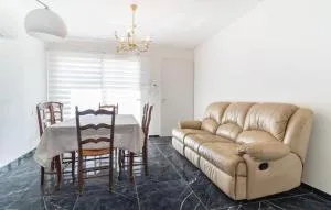 2 Bedroom Nice Home In Chateaurenard - 沙托雷纳尔