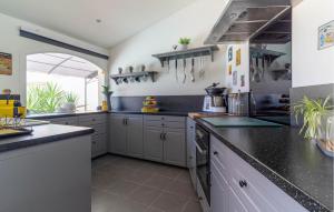 Maisons de vacances Beautiful Home In Marignane With Wifi : photos des chambres