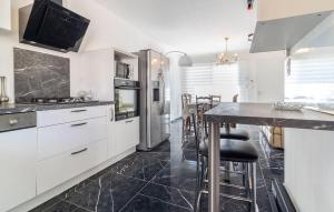 Maisons de vacances 2 Bedroom Nice Home In Chateaurenard : photos des chambres