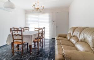Maisons de vacances 2 Bedroom Nice Home In Chateaurenard : photos des chambres