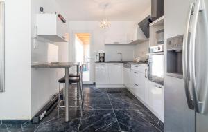 Maisons de vacances 2 Bedroom Nice Home In Chateaurenard : photos des chambres