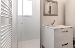 Maisons de vacances 2 Bedroom Nice Home In Chateaurenard : photos des chambres