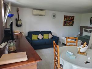 Jolie Studio en rez de jardin a LEstaque Mourepiane