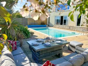 East Creek - hot tub, pool, dog friendly, right on the beach in Ringstead