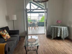 Maison avec Terrasse et véranda, plages à pied, à deux pas des commerces, du marché et du port - wifi et linge de lit inclus