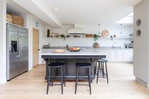 Pass the Keys Modern 5-Bedroom Luxury Home in Watford Close to Harry Potter Studios FREE Parking