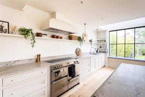 Pass the Keys Modern 5-Bedroom Luxury Home in Watford Close to Harry Potter Studios FREE Parking