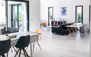 Maisons de vacances 4 Bedroom Beautiful Home In Vinsobres : photos des chambres