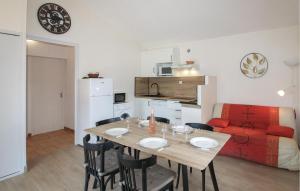 Maisons de vacances Lovely Home In Bessas : photos des chambres