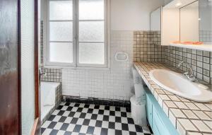 Maisons de vacances 2 Bedroom Gorgeous Home In L-ile-D-yeu : photos des chambres