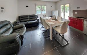 3 Bedroom Lovely Apartment In Régusse