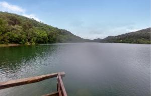 3 Bedroom Lovely Apartment In Régusse