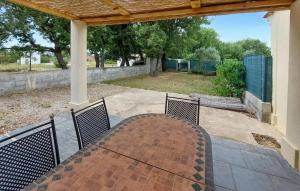 3 Bedroom Lovely Apartment In Régusse