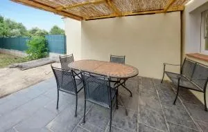 3 Bedroom Lovely Apartment In Régusse - 圣洛朗迪韦尔东