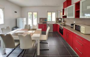 3 Bedroom Lovely Apartment In Régusse