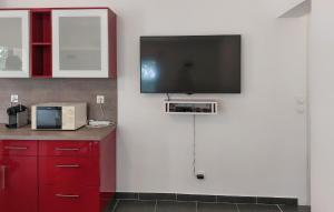 3 Bedroom Lovely Apartment In Régusse