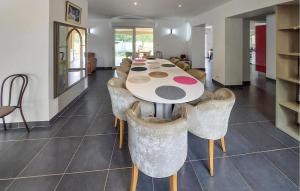 3 Bedroom Stunning Home In Regusse