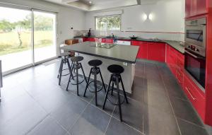 3 Bedroom Stunning Home In Regusse