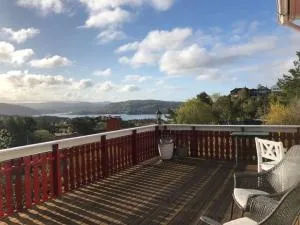 Idyllic house&garden, urban&quiet area, free car parking - Arefjord