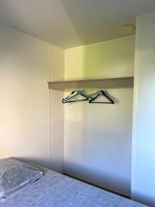 Campings Camping la Faloise - Mobil-home 2 chambres : photos des chambres