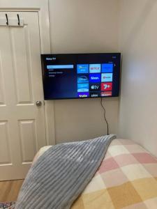 Compact studio for solo travellers