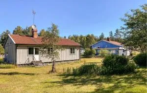 3 Bedroom Lovely Home In Alstermo - Orrefors