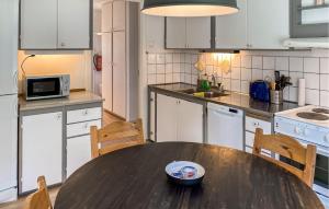 3 Bedroom Lovely Home In Alstermo