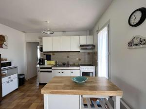 Maisons de vacances Maison a St Hilaire de Riez, proche plage, 7 pers, terrasse, jardin clos, animaux acceptes - FR-1-324-544 : photos des chambres
