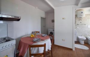 1 Bedroom Cozy Apartment In Longobardi