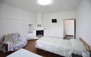 1 Bedroom Cozy Apartment In Longobardi