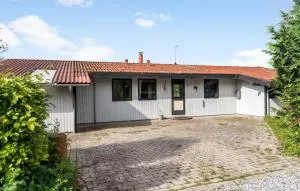 4 Bedroom Cozy Home In Vordingborg - Bakkebølle Fredskov