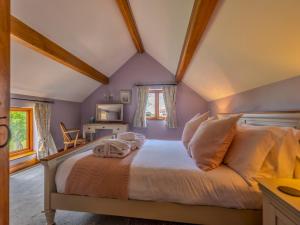 The Owl House - Hot Tub Adventures in Moreton - Pass the Keys