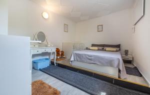 Awesome Home In Dutovlje With Wifi