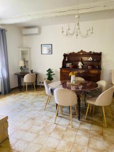 Maisons de vacances Magnifique Villa typique du Sud avec Piscine privee et jardin mediterraneen : photos des chambres