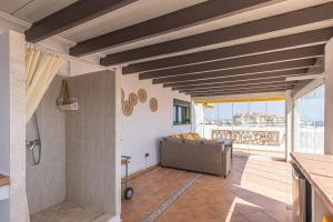 Spacious Penthouse with Spectacular Sea Views!