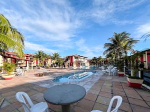 Casa em Condomínio localizado a aproximadamente 250m da praia de Taperapuã e da Arena Axé Moi, com 3 suítes todas com ar condicionado, piscinas adulto e infantil, sauna, portaria 24hrs e internet privativa 300MBPS.