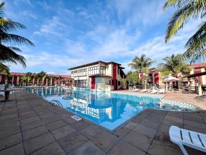 Casa em Condomínio localizado a aproximadamente 250m da praia de Taperapuã e da Arena Axé Moi, com 3 suítes todas com ar condicionado, piscinas adulto e infantil, sauna, portaria 24hrs e internet privativa 300MBPS.