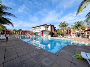 Casa em Condomínio localizado a aproximadamente 250m da praia de Taperapuã e da Arena Axé Moi, com 3 suítes todas com ar condicionado, piscinas adulto e infantil, sauna, portaria 24hrs e internet privativa 300MBPS.