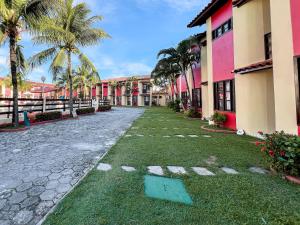 Casa em Condomínio localizado a aproximadamente 250m da praia de Taperapuã e da Arena Axé Moi, com 3 suítes todas com ar condicionado, piscinas adulto e infantil, sauna, portaria 24hrs e internet privativa 300MBPS.