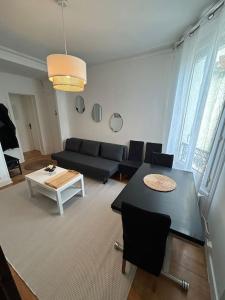 Situé à 7 min à pied de Paris Porte de Versailles et Métro