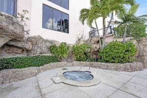 Cozy Beachfront 2 BDR Miami Beach Condo 1114