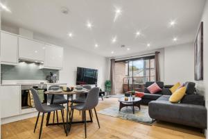 A Vibrant 2 Bed & 2 Bath in Old Street ZONE 1