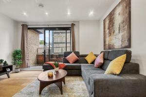 A Vibrant 2 Bed & 2 Bath in Old Street ZONE 1