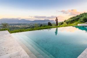 Villa Sunset, Luxury Farmhouse with Infinity Pool